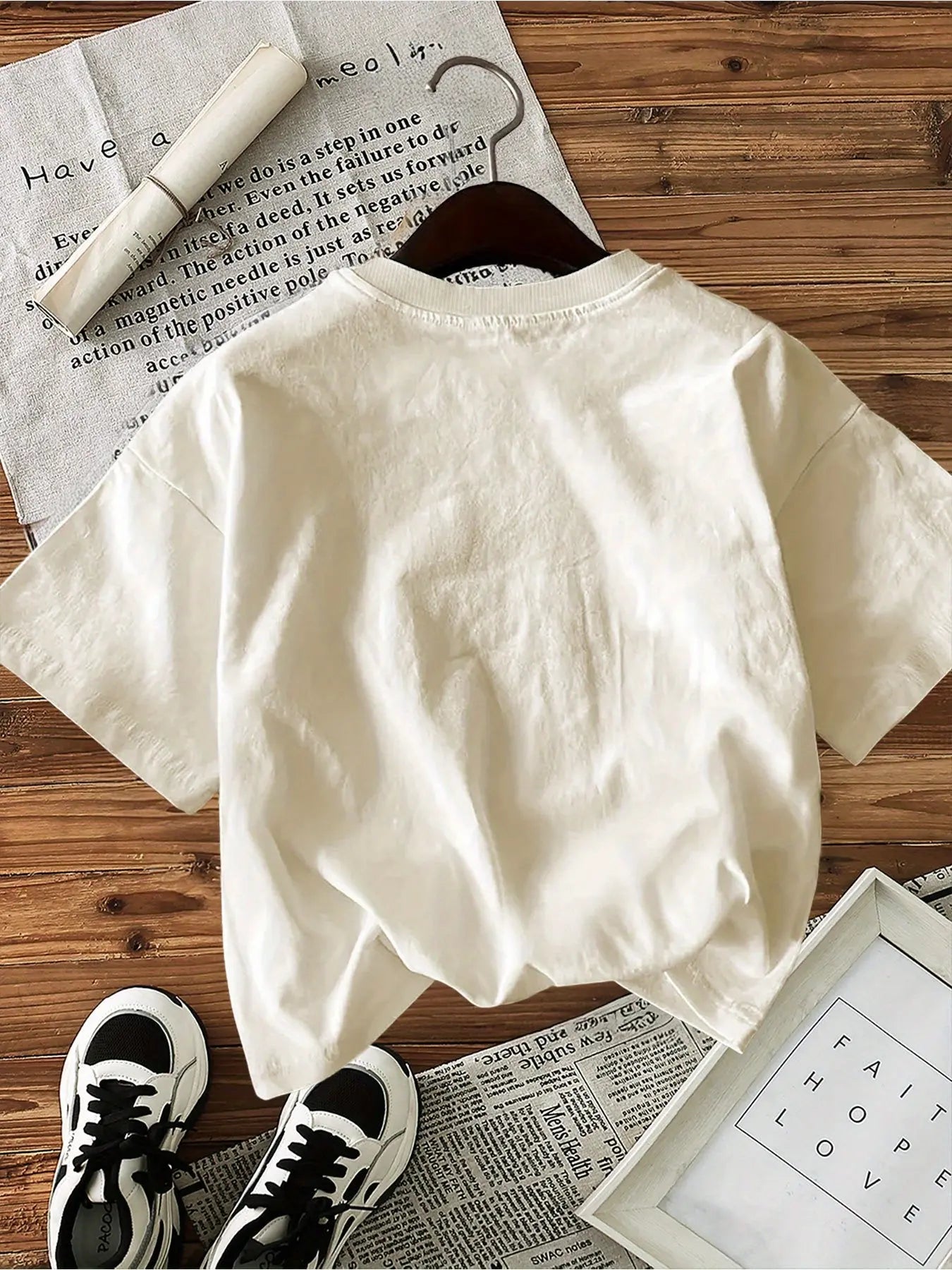 Vintage Parisian Eiffel Tower & Red Balloon Graphic T-Shirt - Soft Crew Neck Short Sleeve Tee for Women, Casual All-Season Wear, Paris T Shirt