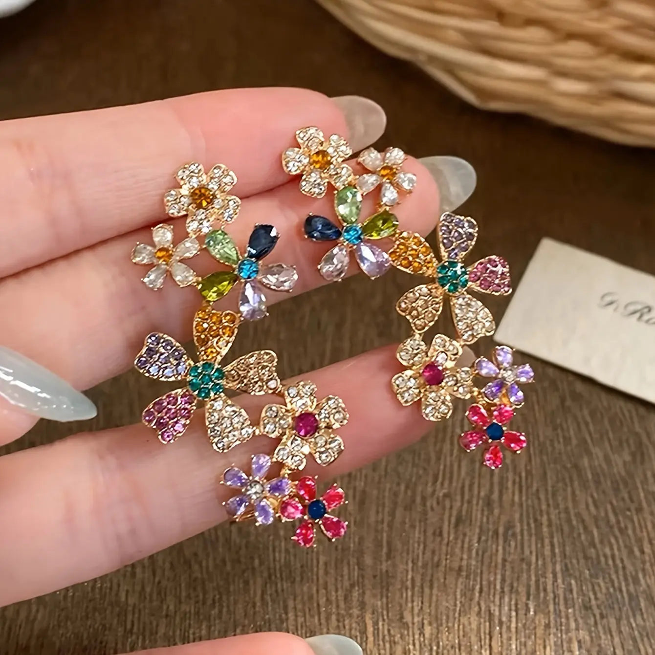 1 pair of fashionable colorful party flower design, artificial glass inlay, high-end sense, niche design, ear bone clip, unique, beautiful, exaggerated, elegant temperament, ladies' vacation/dance wear fashionable ear rings and full ear earrings Dropshipman