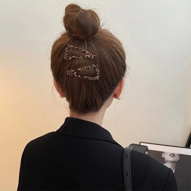 A Four-Piece Set of Seasonal Leopard Print Hair Clips for Women, Featuring Stylish BB Clips with Large Edges And Tassels, Popular Among Influencers As Hair Additions Dropshipman