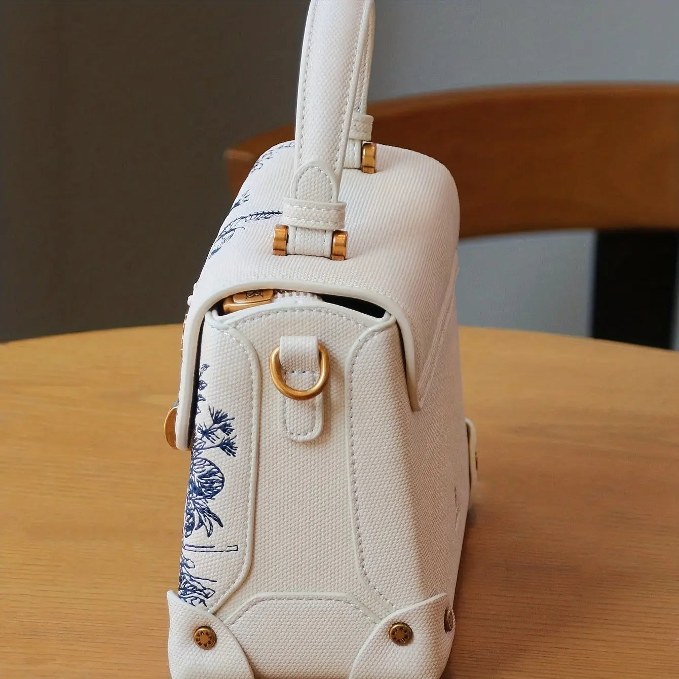 2025 Fashion New Women'S Bag, High-Quality Light Luxury Niche Design, Sophisticated Heavy-Duty, Stylish Small Square Bag in White, Exquisite And Compact Handbag, Shoulder Crossbody Bag with a Special Lock Design Dropshipman