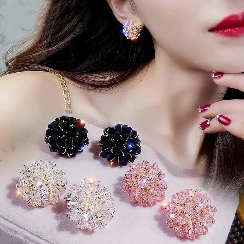 A Set of Elegant Women'S Stud Earrings Featuring High-Quality Imitation Crystals, Designed As Hand-Knitted Flowers. These Charming Additions Make for Luxurious Yet Easy Jewelry, Perfect As a Birthday Gift Dropshipman