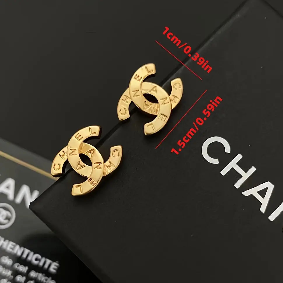A Pair of Fashionable Letter Stud Earrings in Golden, Perfect for Daily Wear and Party Accessories. Luxurious and Stylish Jewelry with an Elegant Design, Crafted with High-quality Workmanship for a Fashionable Look Dropshipman