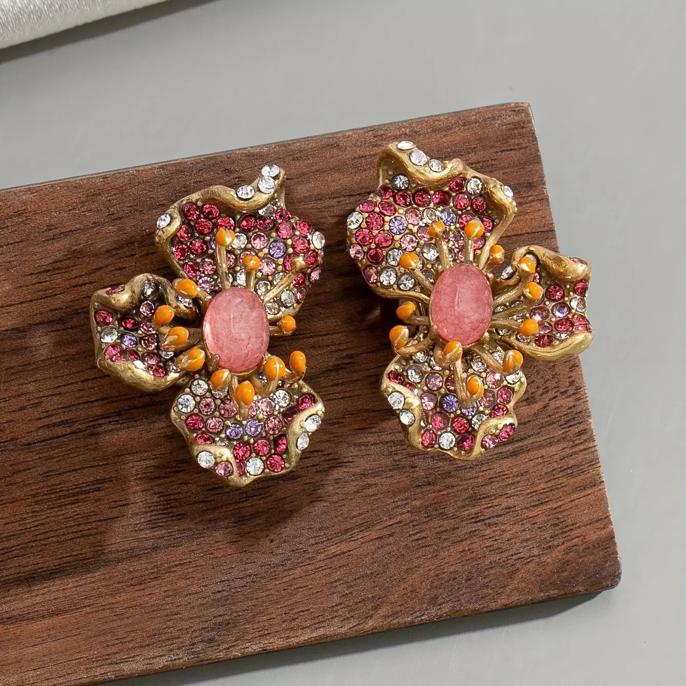 1 Pair of Women's Petal-Shaped Earrings with Natural Stone for a Passionate Look Dropshipman
